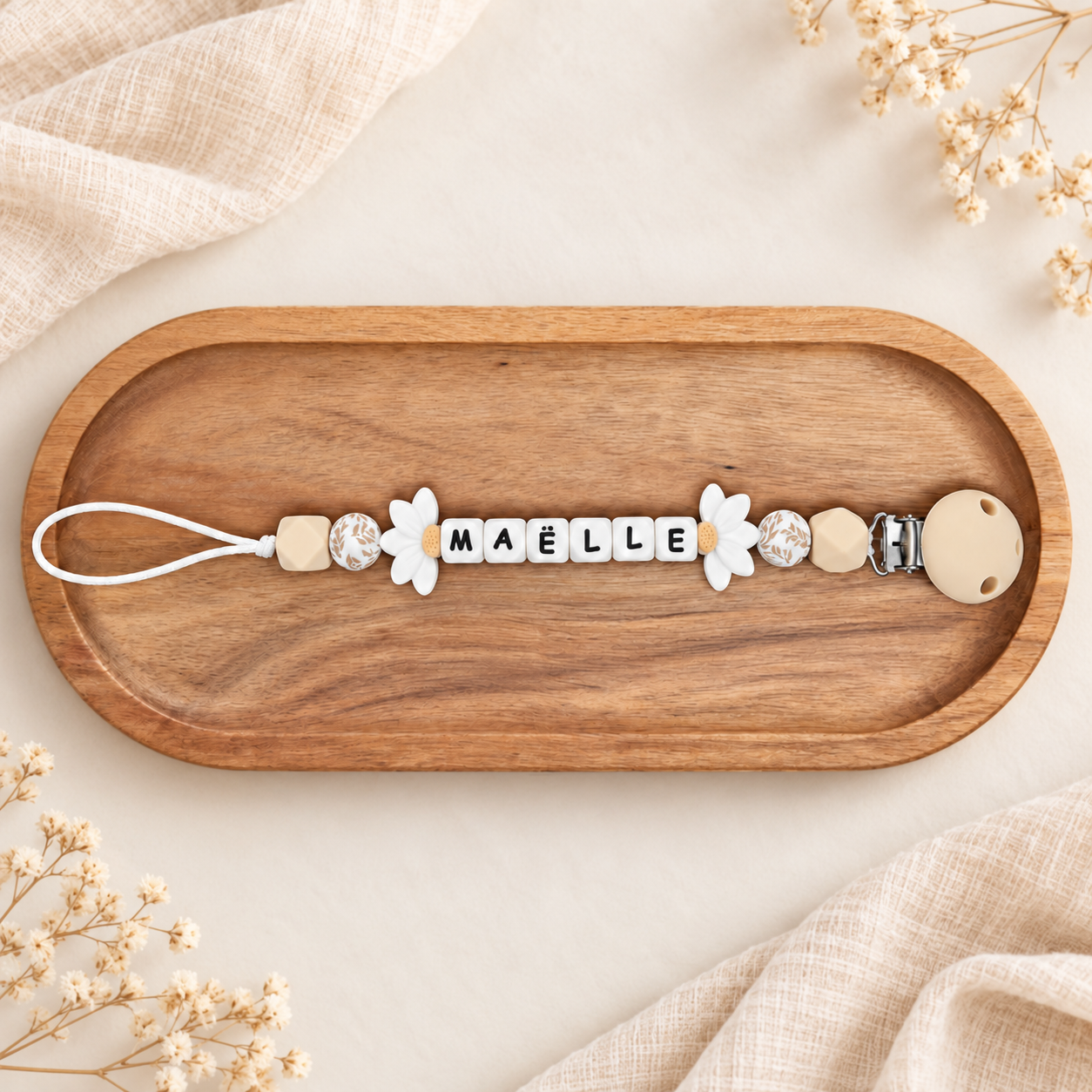 Attache-tétine personnalisée avec perles beiges et décorations fleurs blanches