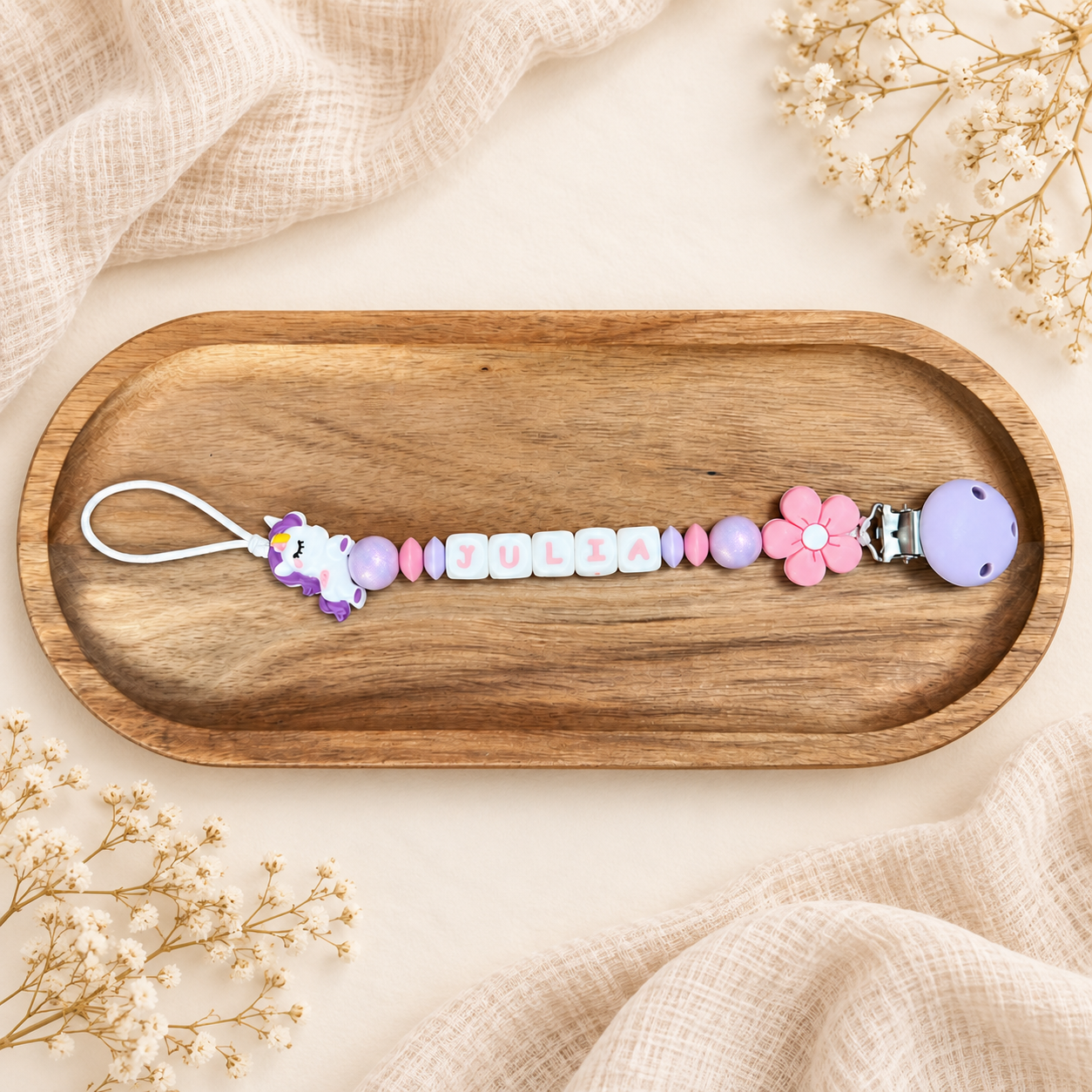 Attache-tétine personnalisée avec perles roses et mauves et décoration licorne